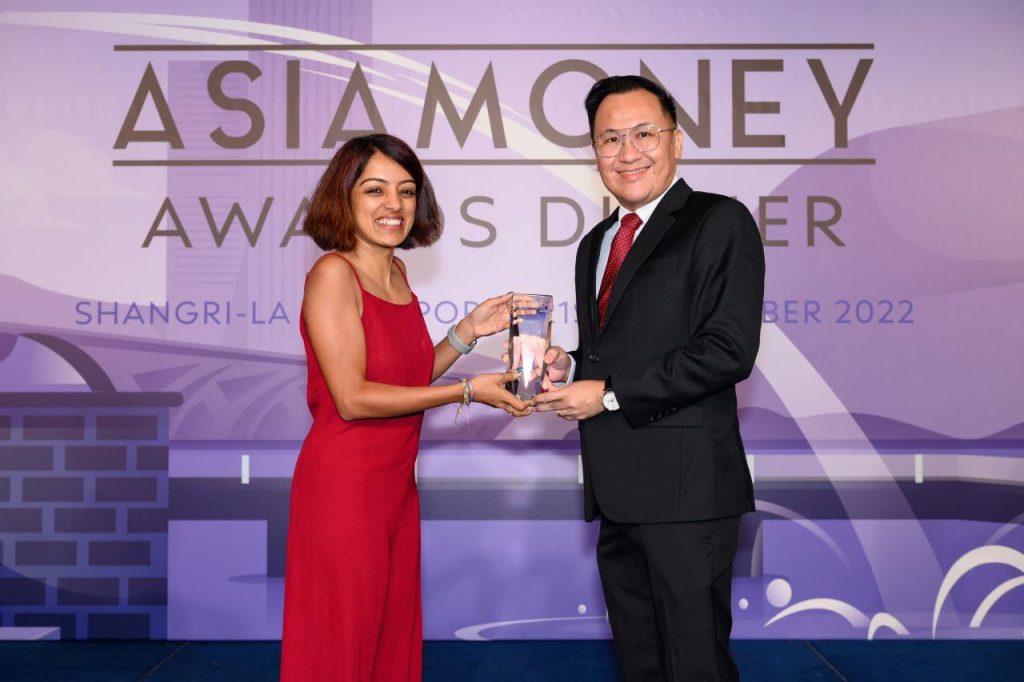 Đại diện Gamuda Berhad nhận giải thưởng tại buổi lễ diễn ra ở Singapore vừa qua